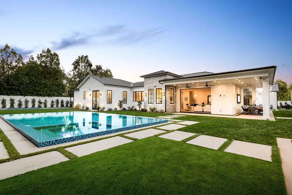 A Luxurious Farmhouse In Vasant Kunj Church Road